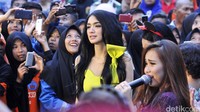 Angel saat mengisi acara Pesbukers di kawasan Kuningan, Jakarta Selatan, Rabu (30/12/2015). Pool/Noel/detikFoto.