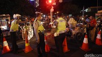 Para pedagang kaki lima juga dilarang berjualan di Jalan Sudirman-Thamrin.