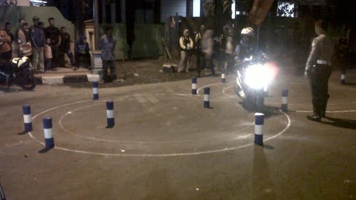 Helm dan Snack Gratis Bagi Warga di Car Free Night Lamongan