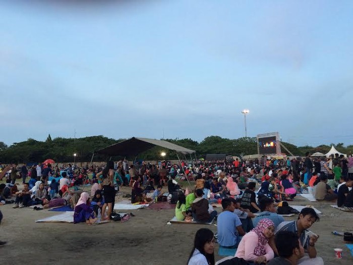 Gelar Tikar, Ribuan Warga Siap Sambut Tahun Baru di Pinggir Pantai Ancol