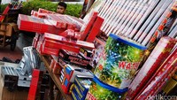 Pedagang muisman ini biasanya akan berdagang hingga malam pergantian tahun.