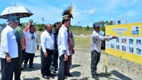 Jokowi mendapat penjelasan terkait pembangunan jalan tersebut. Rusman/Setpres.