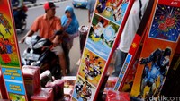 Beberapa pedagang mengaku sejak pagi tadi animo masyarakat untuk membeli kebang api cukup banyak.