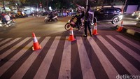 Petugas mengalihkan arus lalu lintas yang mengarah ke Jalan Sudirman-Thamrin.