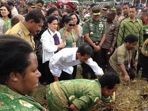 Momen Saat Jokowi Berkeliling di Wilayah Zona Merah Papua