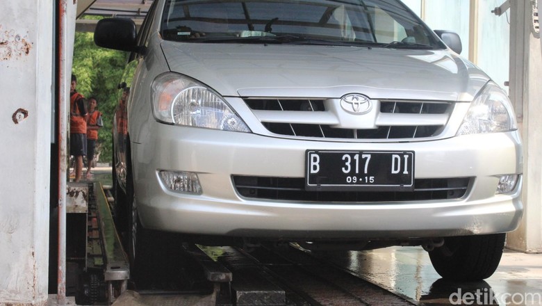 Sebuah mobil tengah dicuci di tempat cucian mobil (dok detikcom) Sebuah mobil tengah dicuci di tempat cucian mobil (dok detikcom)
