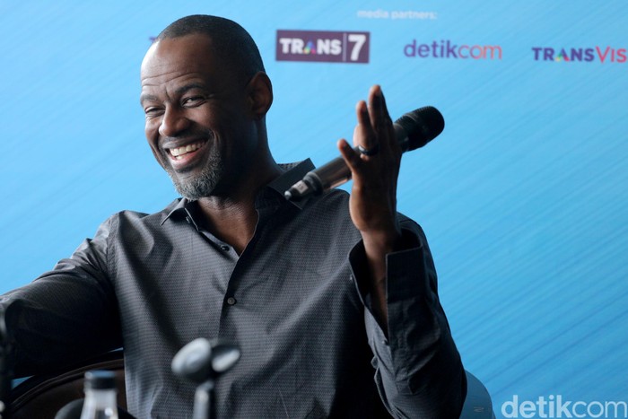Brian McKnight saat jumpa pers di Bandung.