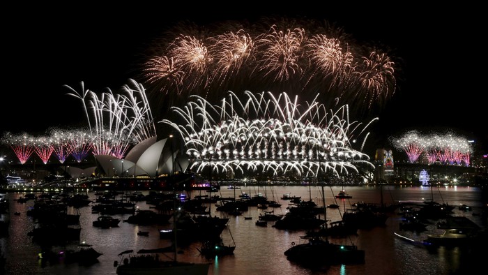 Tahun 2016 menyapa warga Australia. Pergantian tahun ini disambut meriah dengan pesta kembang api. REUTERS/Jason Reed