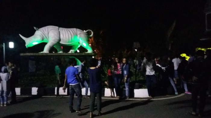 Jelang Pergantian Tahun, Warga Purwakarta Padati Situ Buleud