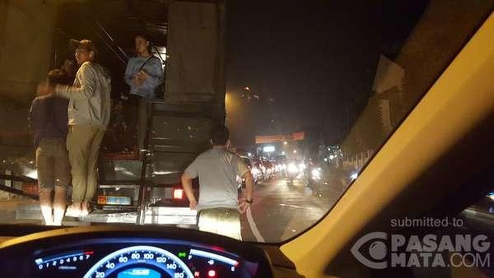 Puncak Masih Macet Total, Kendaraan di Dua Arah Tak Bergerak