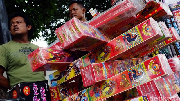 Menyambut malam tahun baru penjual kembang api menjajakan dagangan mereka di kawasan Pasar Minggu, Jakarta Selatan, mereka berharap akhir tahun ini dagangan mereka laris manis, Kamis (31/12/2015).