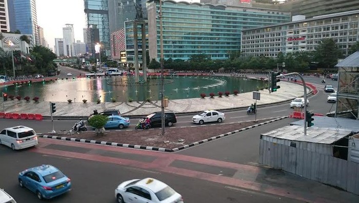 Lewat Pukul 18.00 WIB, Bundaran HI Perlahan Dipenuhi Masyarakat