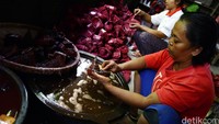 Hasil cetakan selanjutnya dibersihkan.