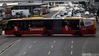 Busway gandeng tampak melintas.