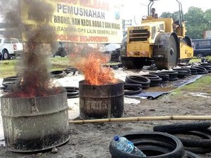 Ribuan Botol Miras, Knalpot Brong dan Ban Kecil Dimusnahkan