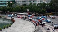 Petugas Dinas Perhubungan menutup Jalan Sudirman-Thamrin untuk Car Free Night.