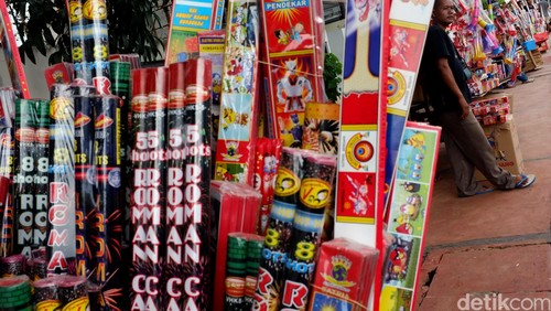 Menyambut malam tahun baru penjual kembang api menjajakan dagangan mereka di kawasan Pasar Minggu, Jakarta Selatan, mereka berharap akhir tahun ini dagangan mereka laris manis, Kamis (31/12/2015).