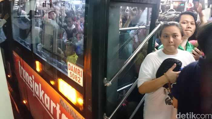 Banyak Warga Berkerumun, TransJ pun Bergerak Pelan di CFN Bundaran HI