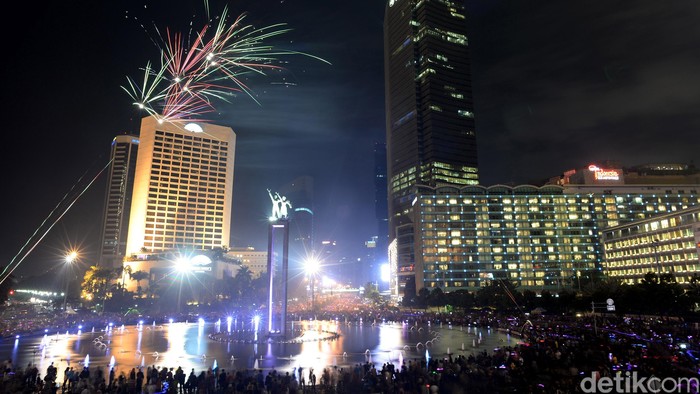 Begini Cantiknya Kembang Api Pergantian Tahun di Bundaran HI