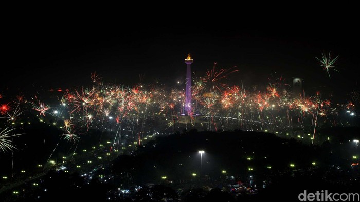 Ingat! Dilarang Nonton Kembang Api di Flyover dan Jalan Layang Tol