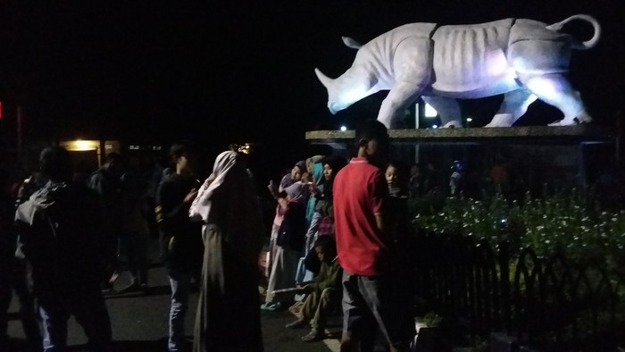 Serunya Warga Purwakarta Selfie di Taman Citra Resmi