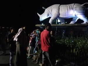 Serunya Warga Purwakarta Selfie di Taman Citra Resmi