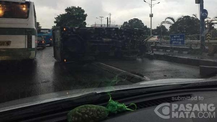 Truk Terguling di Jl S Parman Jakbar, Lalin Tersendat