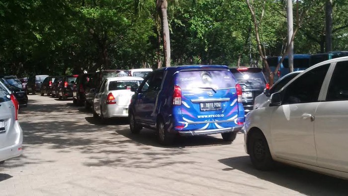 Pengunjung Mulai Berdatangan, Kendaraan Pribadi Penuhi Area Ancol