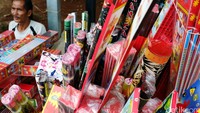 Mereka berharap akhir tahun ini dagangan mereka laris manis
