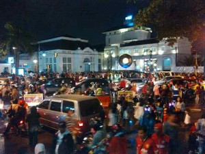 Sambut Tahun Baru, Kawasan Alun-Alun Bandung Jadi Lautan Manusia