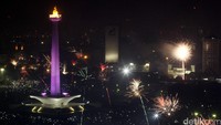 Warga secara bergantian menyalakan kembang untuk menyemarakkan pesta pergantian tahun.