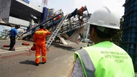 Baliho berukuran besar itu tumbang tumbang sekitar pukul 09.00 WIB.