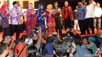 Danang menghibur warga. Ist/Human Pemprov Jatim.