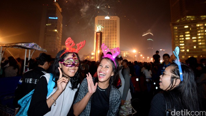 Pesta Kembang Api di HI --- Ribuan orang memadati Bundaran HI, Jakarta untuk menyaksikan pesta kembang api tahun baru 2016, Kamis (31/12/2015). Mereka mulai datang mulai pukul 21.00 dan membubarkan diri pukul 01.00 WIB. Meski tidak ada pertunjukan khusus seperti panggung hiburan, warga tetap antusias menyaksikan pesta kembang api yang disulut oleh wisatawan sendiri. (Ari Saputra /detikcom)