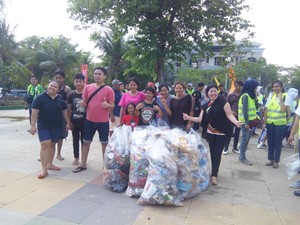 Ikut Bersihkan Sampah di Ancol, Warga Depok: Risih Pantainya Kotor