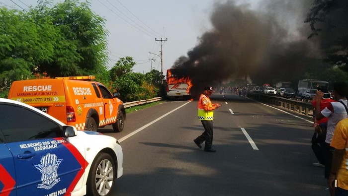 Bus Murni Jaya Terbakar di Tol Merak Arah Jakarta