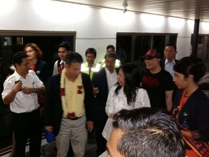 Tahun Baru, Live Music dan Kejutan Buat Penumpang di Bandara Cengkareng