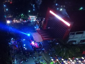 Serunya Laser Rain Party Malam Tahun Baru di Makassar