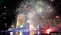 Warga merayakan tahun baru dengan menggelar pesta kembang api di Bundaran Hotel Indonesia, Jakarta, Jumat (1/1/2016).