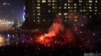 Warga menyemut untuk merayakan malam pergantian tahun di kawasan Bundaran Hotel Indonesia.