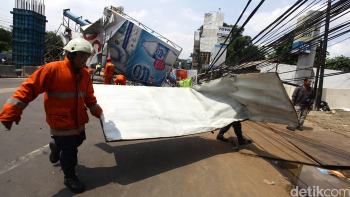 Evakuasi Baliho Roboh Selesai, Jalur Tendean-Woltermonginsidi Dibuka