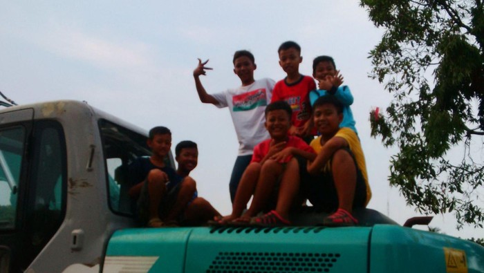 Wahana Alat Berat di Pinggir Sungai Ciliwung