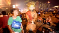 Ondel-ondel turut menyemarakkan pergantian tahun di Bundaran Hotel Indonesia.