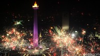 Letusan kembang api menghiasi langit Monas.