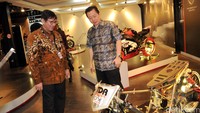 CEO One Team Teddy Hartono  (kanan) dan Direktur Jenderal Perundingan Perdagangan International Kementerian Perdagangan RI Bachrul Chairi (kiri) meninjau motor modifikasi di TDR Technology Centre di Cakung, Jakarta. Ist/TDR One Team.