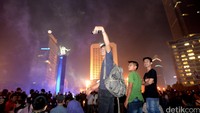 Beberapa warga asyik selfie di kawasan Bundaran Hotel Indonesia.