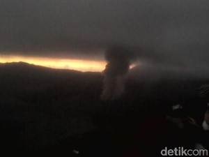 Mereka Ingin Menjadi Saksi Terbitnya Matahari di Awal 2016 dari Bromo
