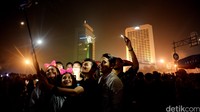 Parade selfie dan jepretan kamera untuk mengabadikan momen juga terus dilakukan warga.