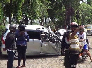 Mobil Avanza Ringsek Setelah Hajar Truk, Penumpang Lolos dari Maut