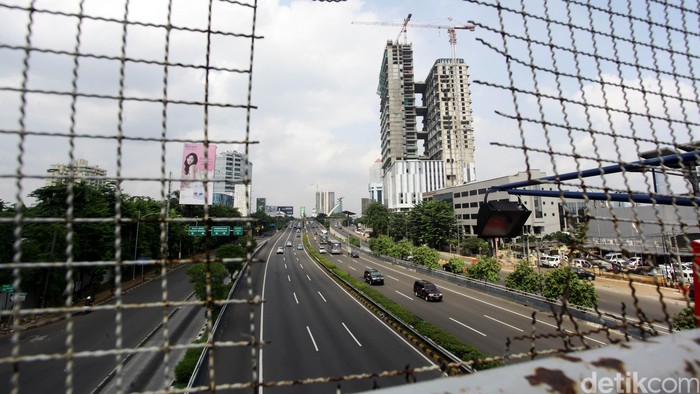 Jalanan Jakarta tampak sepi usai pesta malam tahun baru, Jumat (1/1/2016). Sebagian warga memilih beristirahat usai merayakan malam pergantian tahun tersebut. Hasan Alhabshy/detikcom.